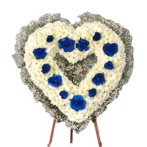 Arreglo floral fúnebre motivo corazón  – Floristería Ramos Fúnebres Cali Ramos Fúnebres con base en Trípode Cali